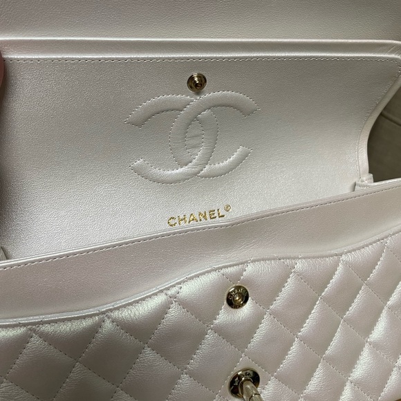 Chanel White Classic Flap Handbag 2021 - Picture 3 of 16